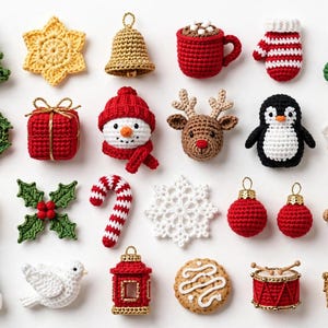 Op de afbeelding: Een verzameling van vierentwintig kleine, gehaakte kerstornamenten met diverse feestelijke vormen, waaronder een groene boom, gele ster, gouden bel, rode mok, gestreepte want, kerstsok, krans, cadeau, sneeuwpop, rendier, pinguïn, engel, kaars, hulst, zuurstok, sneeuwvlok, rode kerstballen, peperkoekmannetje, groene muts, witte duif, lantaarn, koekje, trommel en een gouden kroon.