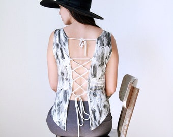 Blusa bohemia con espalda abierta y cordones: Estampado de plumas