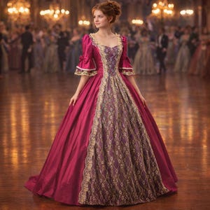 Könnte beinhalten: Ein bordeauxfarbenes Ballkleid mit quadratischem Ausschnitt und Ellenbogenärmeln. Das Oberteil und die Ärmel sind mit goldener Spitze verziert. Der Rock hat eine Mittelbahn aus lila Spitze. Das Kleid wird in einem Ballsaal getragen.