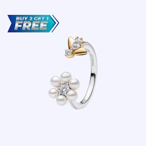 Könnte beinhalten: Ein silberner Ring mit einer goldenen Biene und einem Blumenmuster. Die Biene hat einen klaren Edelstein und die Blume hat weiße Perlen und einen klaren Edelstein in der Mitte. Der Ring trägt den Text "PANDORA S925". Das Bild enthält auch den Text "BUY 2 GET 1 FREE".