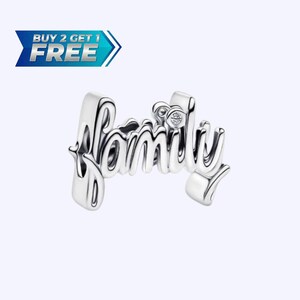 Könnte beinhalten: Ein silberner Charm-Anhänger mit dem Wort "Family" in Schreibschrift, mit einem kleinen Herz und einem einzelnen klaren Edelstein. Der Charm-Anhänger ist vor einem hellen Hintergrund platziert. Ein blau-weißes Banner zeigt "KAUFEN 2 ERHALTEN 1 GRATIS".