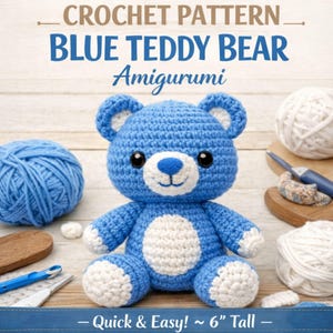 Puede incluir: Un oso de peluche azul tejido a ganchillo con detalles blancos, de unos 15 cm de altura. El oso tiene ojos negros y un hocico blanco. El texto "CROCHET PATTERN BLUE TEDDY BEAR Amigurumi" está arriba, con "Quick & Easy!" debajo.