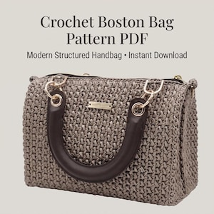 Op de afbeelding: Een taupekleurige gehaakte Boston-tas met donkerbruine handvatten en goudkleurige hardware. De tekst luidt: Crochet Boston Bag Pattern PDF. Modern Structured Handbag • Instant Download. De tas heeft een geweven textuur en een klein metalen logolabel.