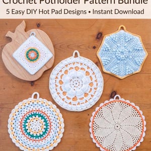Può includere: Una collezione di cinque presine all'uncinetto fatte a mano in vari disegni e colori, tra cui bianco, blu, arancione e verde. L'immagine include il testo "Crochet Potholder Pattern Bundle" e "5 Easy DIY Hot Pad Designs • Instant Download".