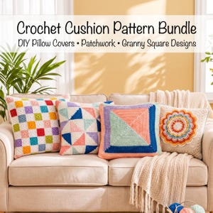 Op de afbeelding: Een verzameling kleurrijke, gehaakte kussenhoezen op een beige bank. De kussens hebben verschillende patronen, waaronder patchwork, granny squares en geometrische ontwerpen. De tekst bovenaan luidt "Crochet Cushion Pattern Bundle".
