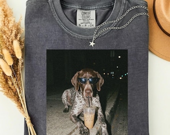Camiseta Comfort Colors® con un Braco Alemán de Pelo Corto Tomando Café Helado, Camiseta con Gráfico de Meme de Perro, Regalo Divertido para Dueños de Mascotas, Camiseta Humorística y Original