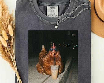 Camiseta Comfort Colors® con estampado de pollo bebiendo café helado, camiseta divertida con gráfico de animales, idea de regalo original, camiseta con humor sarcástico, diseño novedoso y moderno.