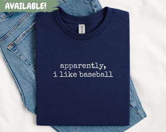 A quanto pare mi piace la maglietta da baseball, divertente maglietta da baseball, regalo per gli amanti del baseball, maglietta per i fan del baseball, maglietta per i fan dello sport, maglietta con citazione sul baseball.