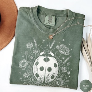 Comfort Colors® Wildflower Ladybug-tröja, Vintage Beetle Graphic-tröja, Cottagecore Insect-tröja, Botanisk vallmo-tröja, Gåva för växtälskare