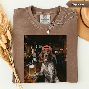 Comfort Colors® tysk korthårig pekare som dricker öl, rolig grafisk t-shirt, hund pappa present, rolig t-shirt för män, grafisk bar humor t-shirt