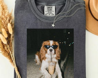 Camiseta Comfort Colors® Cavalier King Charles Spaniel bebiendo café helado, camiseta moderna para mascotas, camiseta sarcástica para perros, regalo para mamás de perros, camiseta estampada