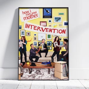 Puede incluir: Póster enmarcado con el elenco de la serie de televisión "How I Met Your Mother". El póster tiene un fondo amarillo con las palabras "How I Met Your Mother" e "Intervention" en rojo. El elenco está dispuesto en un sofá y alrededor de una mesa de centro.