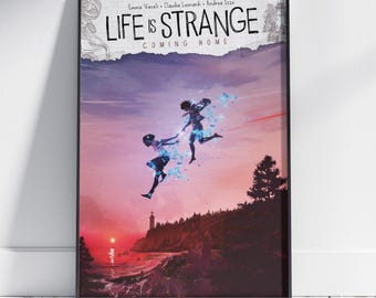 Puede incluir: Póster enmarcado con el texto "LIFE IS STRANGE COMING HOME". La obra de arte representa dos figuras con efectos de energía azul, ambientadas en un paisaje costero con un faro y una puesta de sol en tonos rojos y morados.