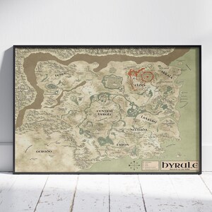 Könnte beinhalten: Eine gerahmte Karte von Hyrule mit detaillierten geografischen Merkmalen, Ortsnamen und einer Windrose. Die Karte ist in gedämpften Erdtönen mit einem schwarzen Rahmen gehalten, für Fans des Spiels.