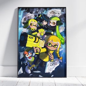 Puede incluir: Una impresión artística enmarcada que presenta una vibrante ilustración de personajes del videojuego Splatoon. La obra de arte muestra a tres personajes con cabello amarillo y verde, sosteniendo armas amarillas y negras, sobre un fondo azul y blanco. La impresión está en un marco negro.