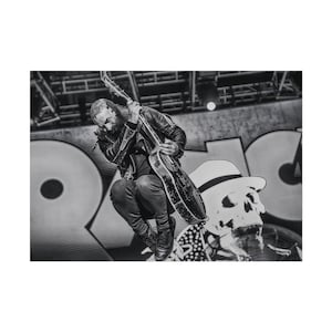 Póster de Tim Armstrong de Rancid | Pósters enrollados | Foto de festival en blanco y negro