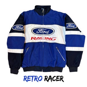 Op de afbeelding: Een blauw, wit en zwart Ford Racing jack met een volledige ritssluiting. De jas heeft het Ford-logo op de borst en mouwen. De tekst "Retro Racer" staat onderaan de afbeelding.