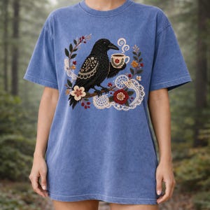 Chemise corbeau, t-shirt amateur de café, t-shirt oiseau bohème, cadeau cottagecore, couleurs confort Denim