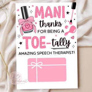 Könnte beinhalten: Eine weiße Karte mit rosa Text und Illustrationen. Der Text lautet "Mani thanks for being a Toe-tally Amazing Speech Therapist!" mit Nagellack- und Geschenkbox-Grafiken. Unten befindet sich eine rosa Geschenkbox.