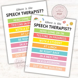 Pode incluir: Duas placas de papel branco com o texto "Onde está o TERAPEUTA DA FALA?" e uma lista de possíveis locais. As placas têm barras horizontais coloridas com frases como "Em teste" e "No almoço".