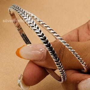 Brazalete trenzado de plata de ley 925 / Brazalete de plata oxidada con diseño de espigas / Pulsera apilable hecha a mano / Regalo para ella