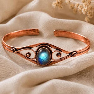 Pulsera tipo brazalete de cobre y labradorita hecha a mano / Joyería bohemia con piedras preciosas y diseño de filigrana