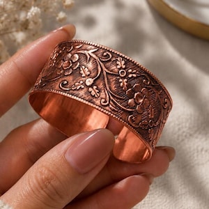 Pulsera ancha de cobre grabada con motivos florales, hecha a mano / Brazalete ancho estilo boho vintage