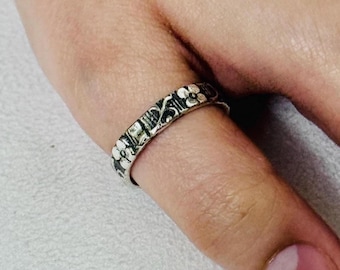 Vintage Floral Engraved Silver Band Ring – Handmade Oxidized Flower Ring