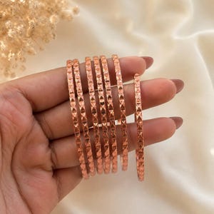 Set med 7 koppararmband | Boho armband för kvinnor | Texturerat diamantslipat armband