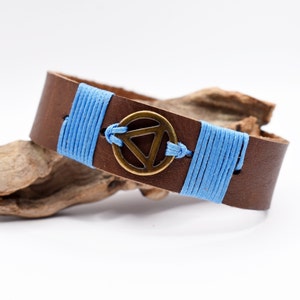 CUSTOM Alcoholics Anonymous Leather Bracelet, Personalized Sobriety Bracelet, Men&#39;s Leather Bracelet, AA Bracelet Cuff