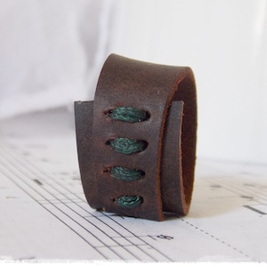 Keltische leren ring, bruine leren ring, leren herenband, Noordse ring, leren wikkelring, Noorse leren band, herenring jubileum