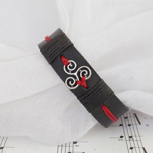 GEPERSONALISEERDE triskelion-armband, leren herenarmband, Noorse armband, leren Wicca-armband, trinitarische armband