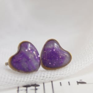 小さなハートのイヤリング、星雲紫のポスト、真鍮のハートスタッド、樹脂のハートのイヤリング、小さなハート型のイヤリング、彼女へのバレンタインジュエリー