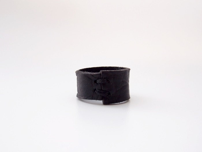 Anello in pelle nera anello gotico in pelle anello da uomo in pelle anello da uomo anello nero anello 3° - Foto 3 di 15