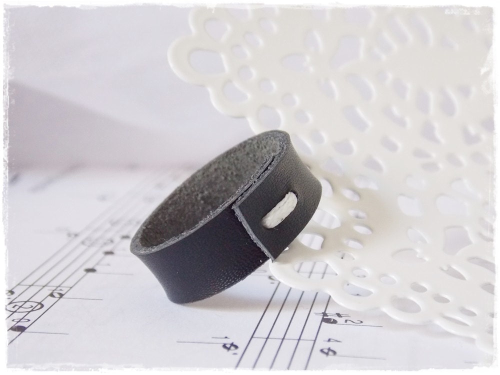 Men's Leather Ring Minimal Black Leather Band 3rd Anniversary Ring Vampire Ring - Picture 4 of 14