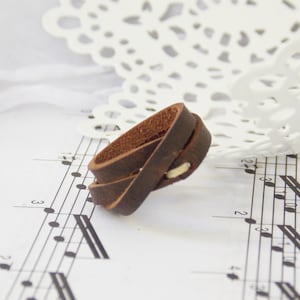 Keltische gevlochten ring, Wicca Ierse ring, elf Keltische ring, elfenleren ring, minimale leren band, Noordse leren ring, sierlijke bruine ring