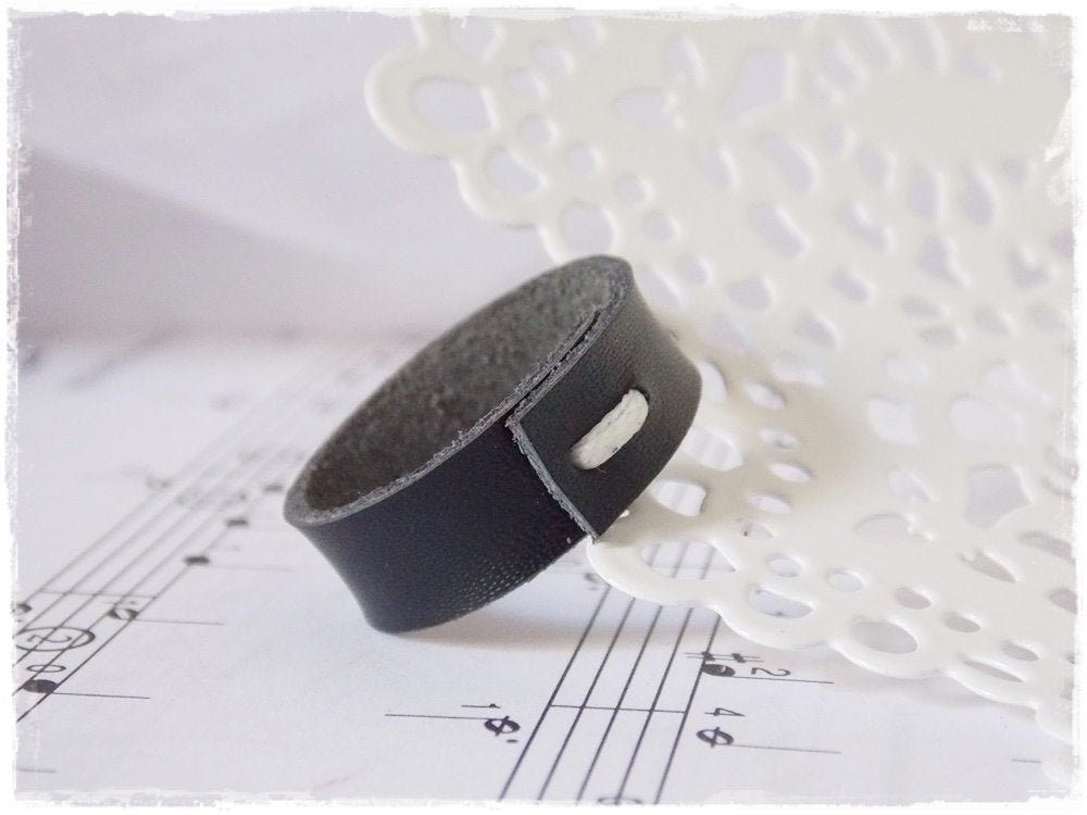 Men's Leather Ring Minimal Black Leather Band 3rd Anniversary Ring Vampire Ring - Picture 2 of 14
