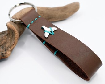 GEPERSONALISEERDE sleutelhanger walvisstaart – gegraveerde leren nautische sleutelhanger, cadeau oceaanliefhebber – sleutelhouder