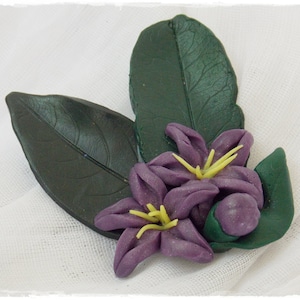 Broche en pâte polymère, broche fleur mauve, épingle de foulard fleurs, broche fleurs de citronnier, broche sculptée à la main, épingle à ressort - pièces uniques