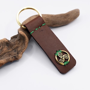 Triskelion-sleutelhanger, GEPERSONALISEERDE sleutelring met drievoudige spiraal, Iers-Gaelisch leren sleutelring, drievoudige sleutelhanger