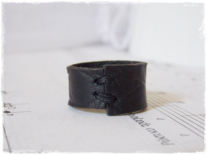 Anello in pelle nera anello gotico in pelle anello da uomo in pelle anello da uomo anello nero anello 3° - Foto 2 di 15