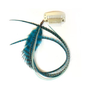 Feather hair extension clip in turquoise, teal and grizzly stripes. Weft snap clip barrette. Type: gallus domesticus.