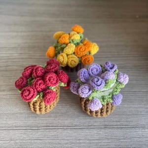 Handvirkat roskorgset – Blommigt mittdekoration i texturerat garn, underläggsset