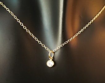 zierliche goldene Kette mit kleinem Anhänger aus Zirkonia und Goldfill Lagenkette Kristall