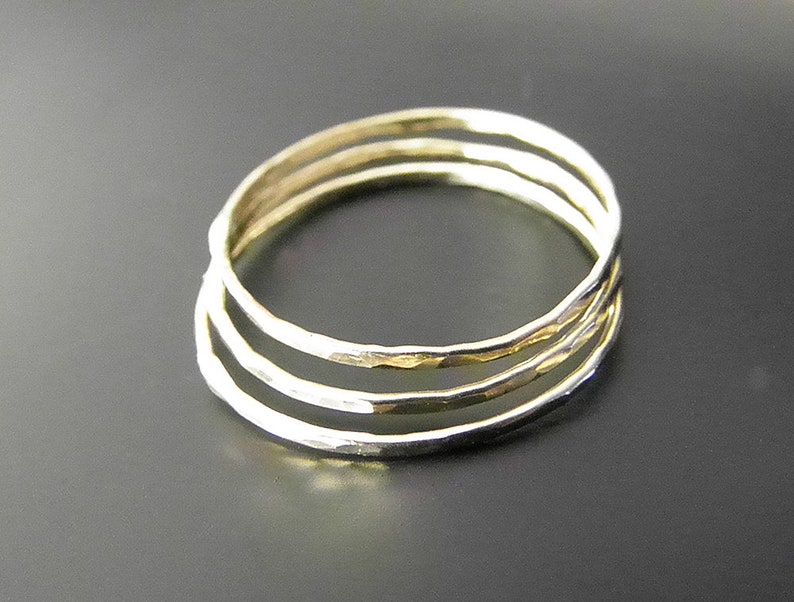 Anillos apilables de joyería de oro extra delicados, juego de 3 anillos mini midi de plata esterlina, anillo apilable martillado, anillos preapilados, anillos para mujer, regalos para nudillos imagen 2