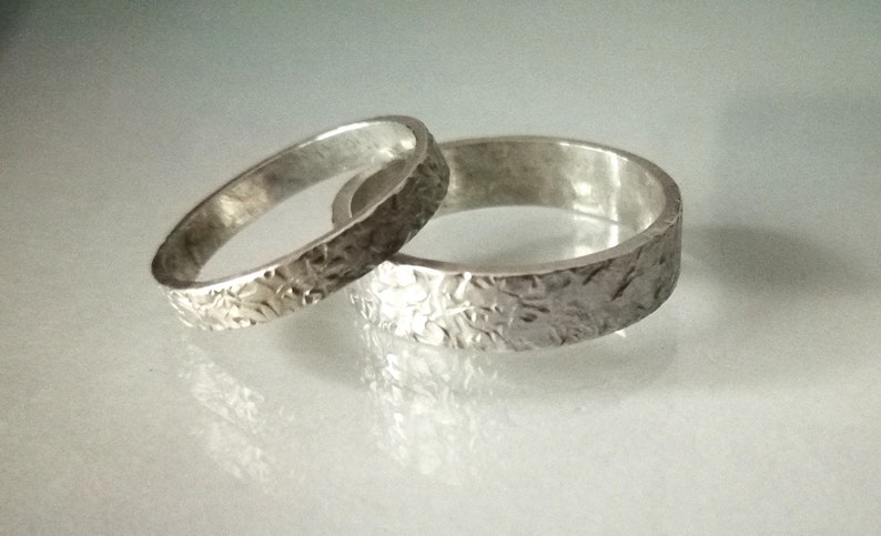 Bagues de mariage bagues de fiançailles bagues de mariage noires ensemble argent sterling martelé bagues de créateurs inhabituelles mariage unique des années 90 image 2