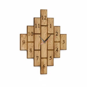Geometrisk väggklocka i ek, modern trädesign (350 x 470 mm) bild 2