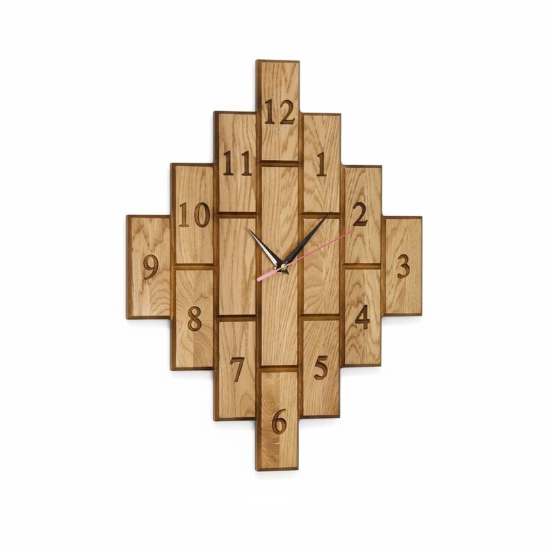 Geometrisk väggklocka i ek, modern trädesign (350 x 470 mm) bild 2