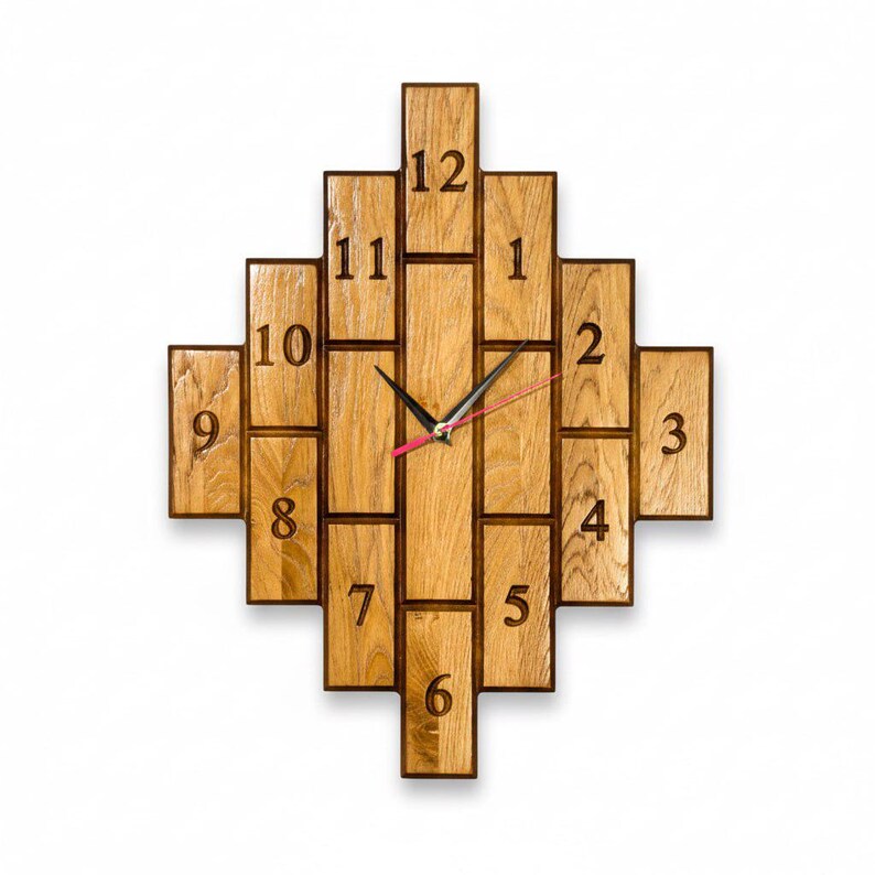 Geometrisk väggklocka i ek, modern trädesign (350 x 470 mm) bild 3