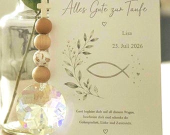 Sonnenfänger Kristall als Geschenk zur Taufe – Natürliche Holzperlen & personalisierte Karte mit Namen und Taufdatum